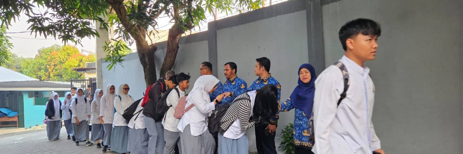 Sambut pagi siswa