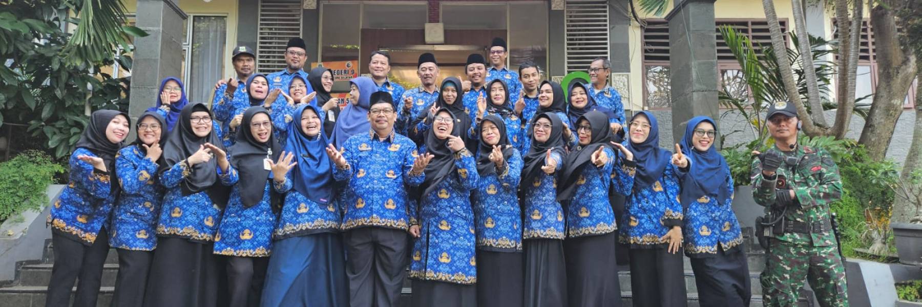 Keluarga Besar SMAN 9 Kota Tangerang Selatan